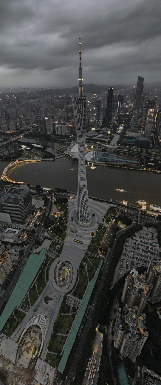 从塔楼俯瞰夜景的城市