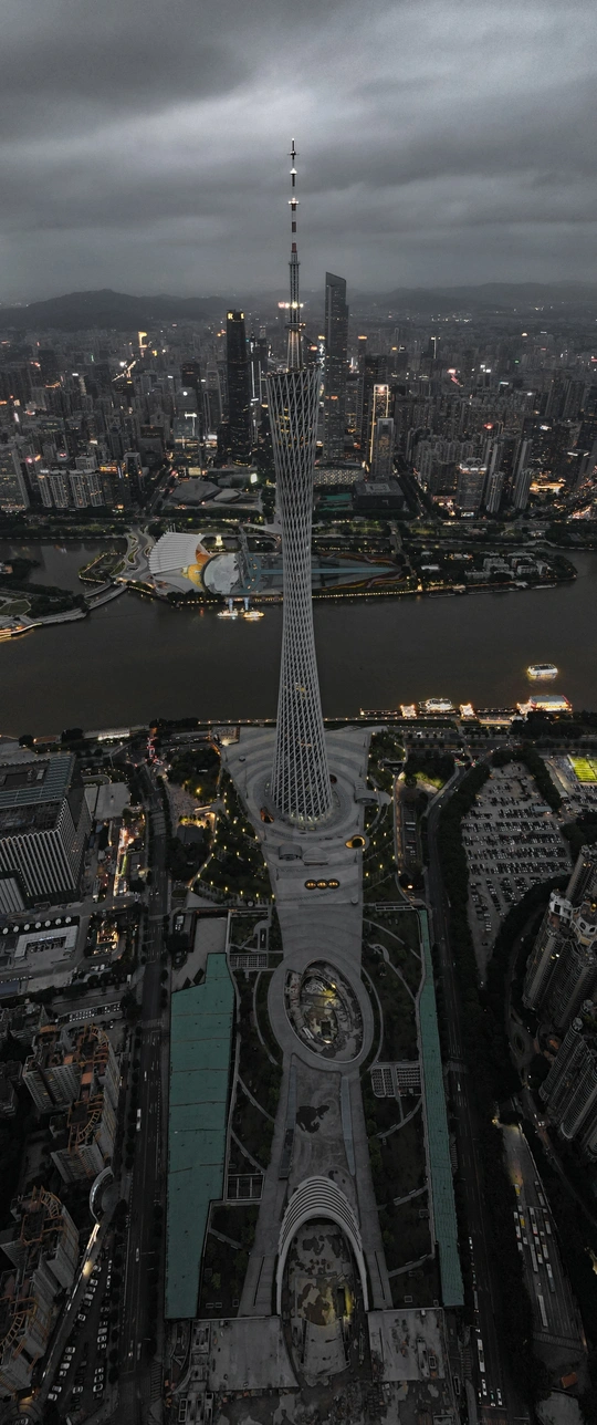 夜晚高耸的钟楼