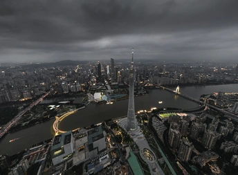 前景中有塔的城市夜景照片