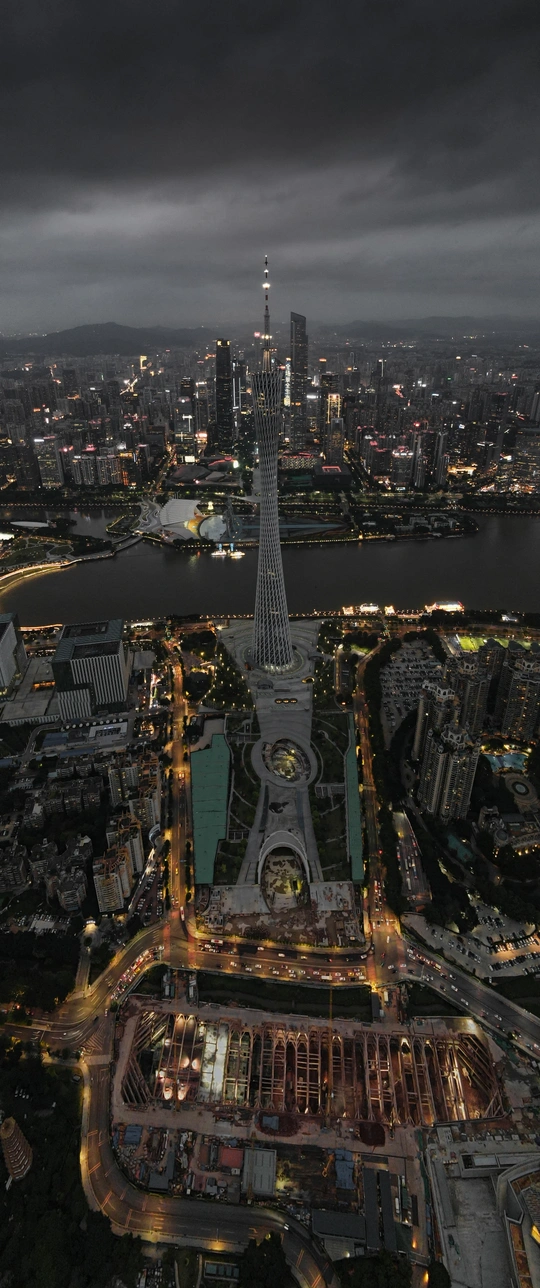 从塔楼俯瞰夜景的城市