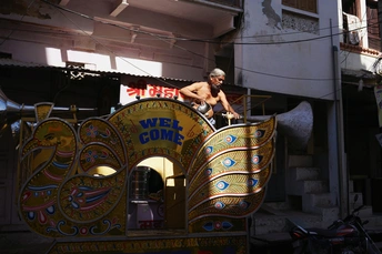 一个人推着车在建筑物前面