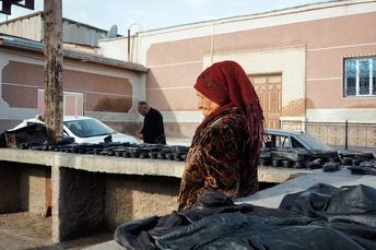 一位坐在街边床上的女人