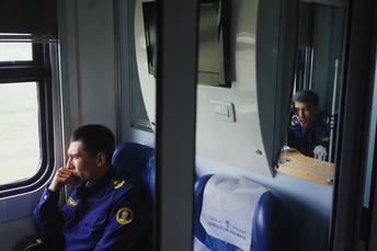 一个坐在火车上的男人正在看窗外。