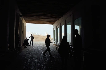 人们走下黑暗走廊的剪影