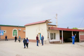 几个人站在一个小建筑物外面