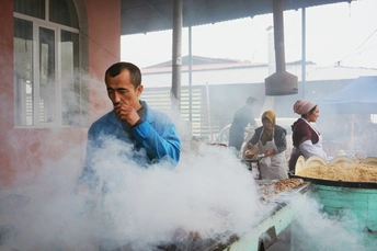 一个在烟雾中烹饪食物的男子