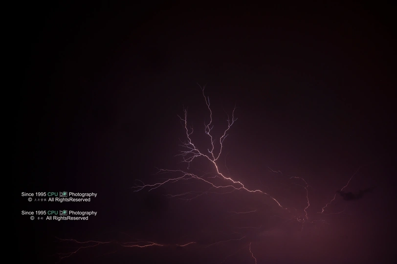 夜空中一道闪电