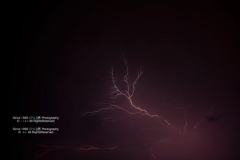 夜空中一道闪电