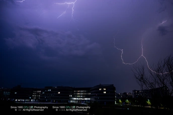 夜幕降临时的城市照片 天空中闪电