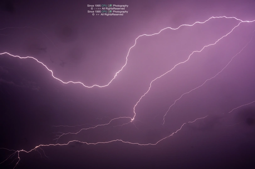 夜晚紫色的天空中的闪电