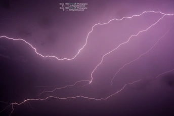 夜晚紫色的天空中的闪电