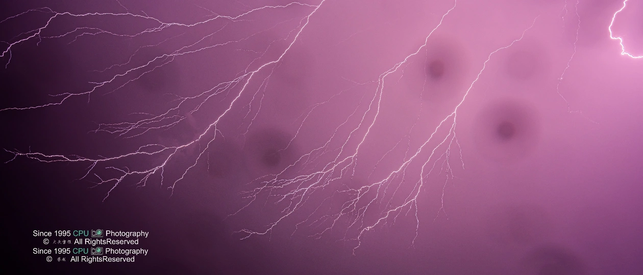 背景有闪电的紫色天空