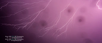 背景有闪电的紫色天空