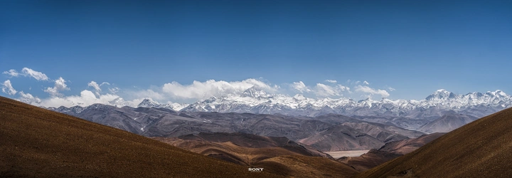 五座雪山全景图