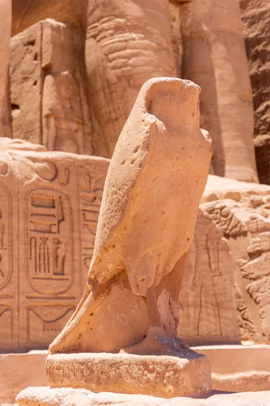 一座坐在寺庙前的猫头鹰雕像