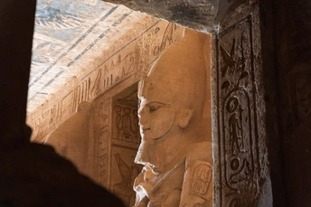 庙墙上古老的雕刻看起来像古老的雕像。