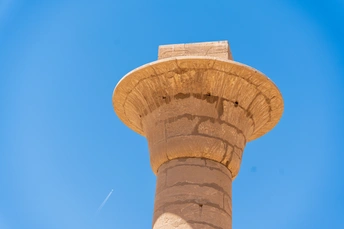 柱子的顶部在蓝天上