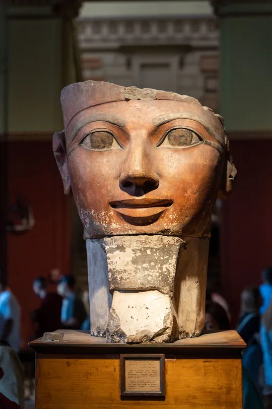 一座博物馆里的头像雕塑