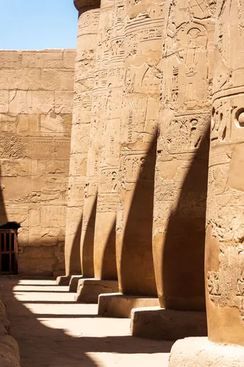 古老的寺庙的墙壁和柱子上投下的阴影