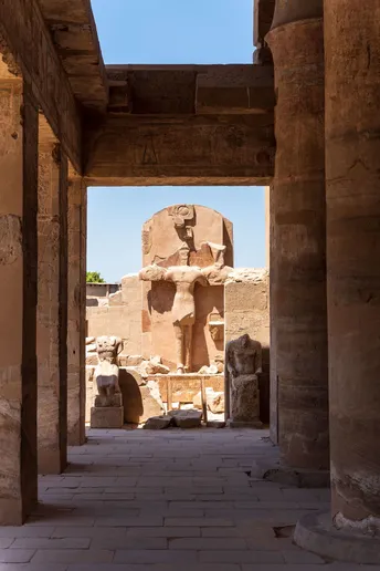 前景有石柱的古寺庙废墟