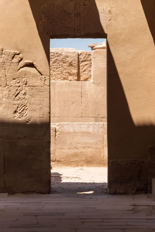 古老的庙宇的墙壁和柱子上投下的阴影