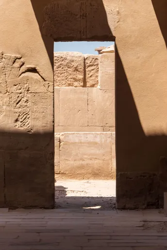 古老的庙宇的墙壁和柱子上投下的阴影