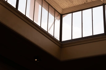 带有大窗户和钟楼的建筑物天花板