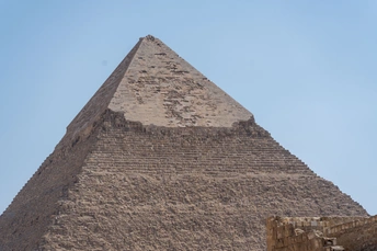 吉萨金字塔的地面视角