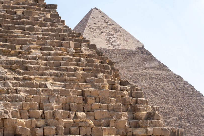 一个大金字塔后面有一个较小的金字塔。