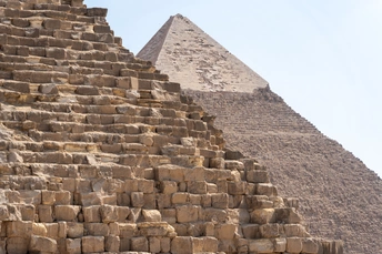 一个大金字塔后面有一个较小的金字塔。