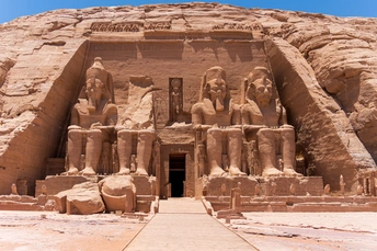 前面有雕像的大型建筑