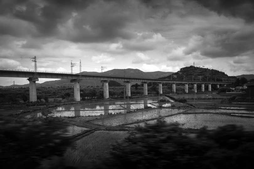 火车窗口看到的河上的桥