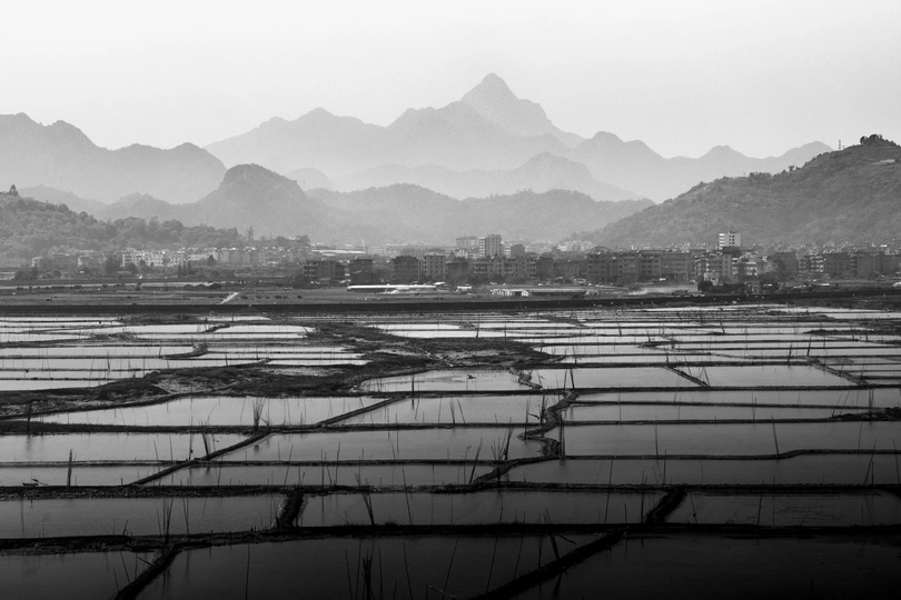 一张黑白的城市和山峦的照片