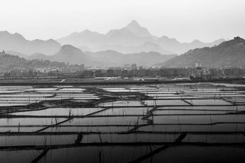 一张黑白的城市和山峦的照片