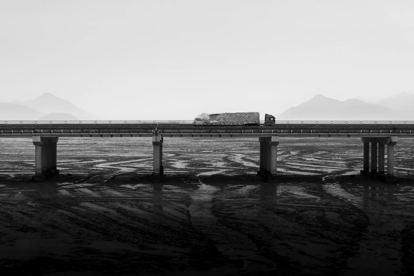 一辆行驶在水面上的火车