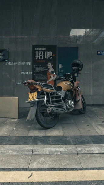 摩托车停在街道上的一栋楼前