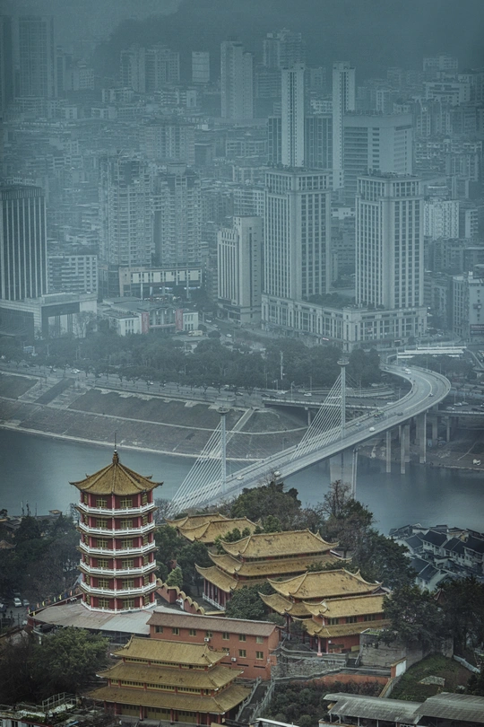 大型城市 高楼大厦和一座桥