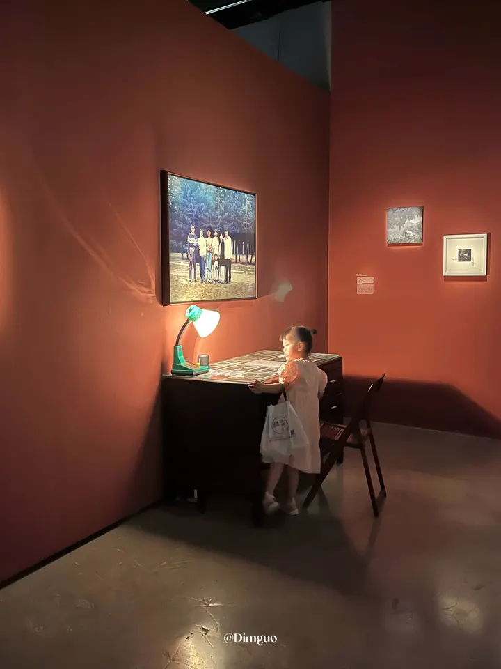 看展的小女孩