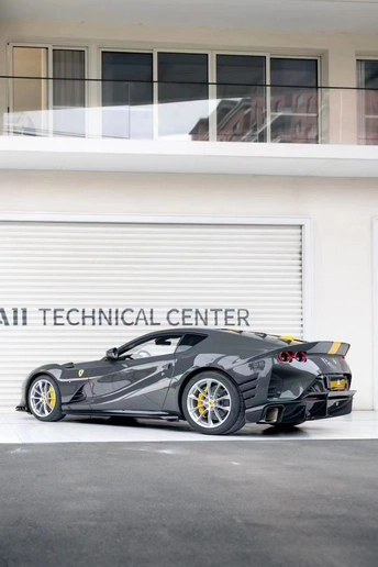 车停在车库前面