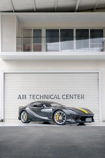 车停在车库前面