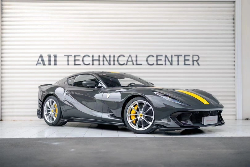 车停在车库墙前