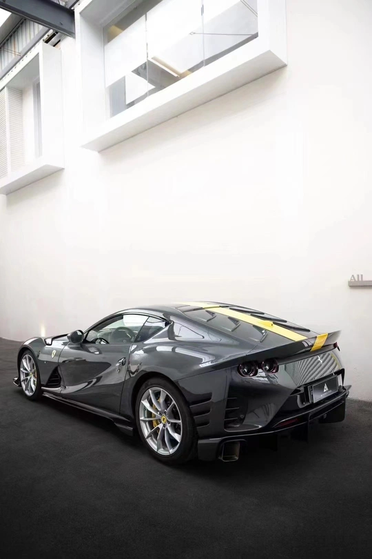 一辆黑色运动车在展厅里