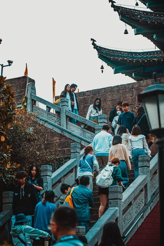 人群沿着楼梯走向寺庙