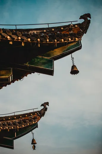 悬挂在建筑物一侧的大型船