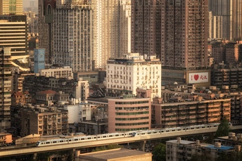 许多高楼大厦的大城市