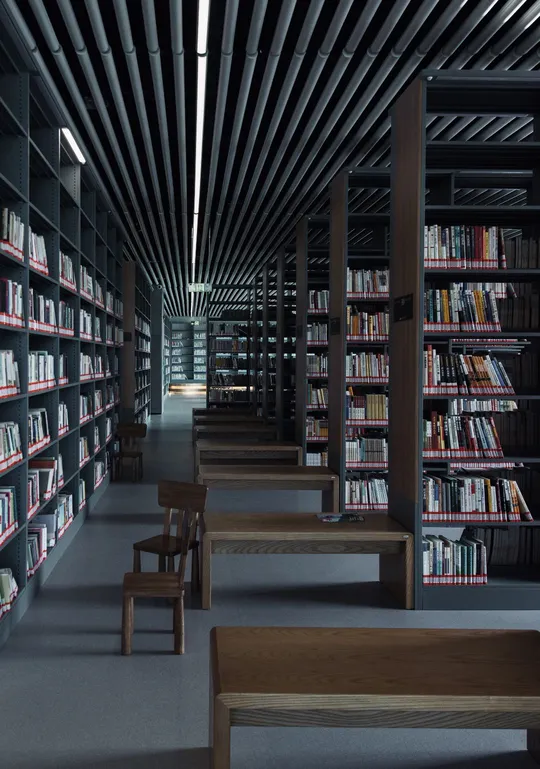 一个大房间 里面摆满了书架 上面堆满了书籍。