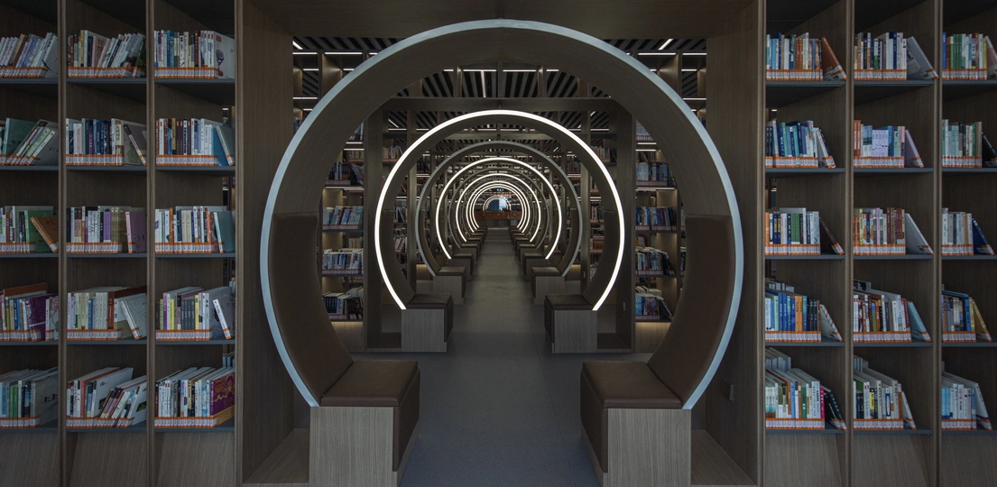 一个宽敞的房间 里面有许多书架 堆满了书籍。