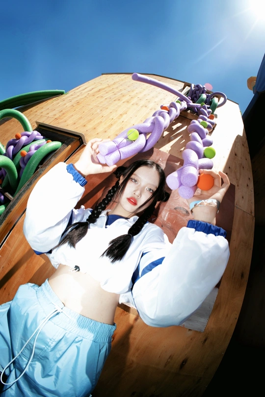 一位穿着蓝色服装的年轻女子在木船上摆姿势
