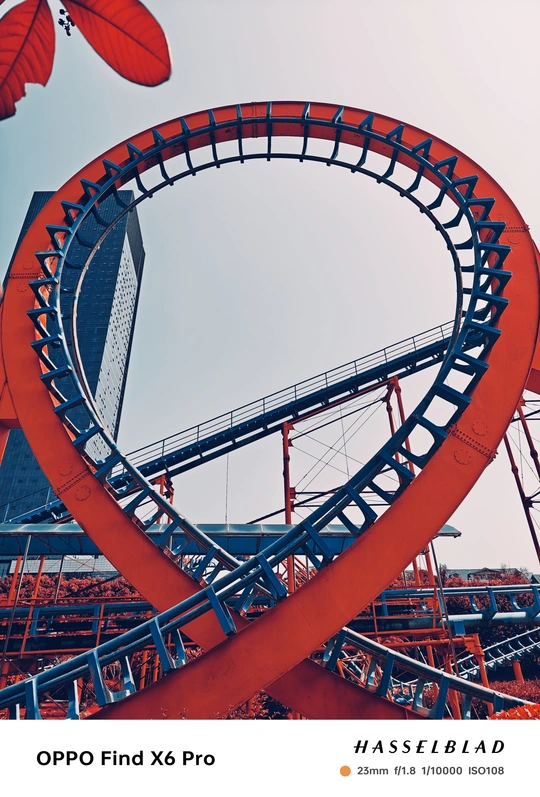 过山车在主题公园的天空背景中