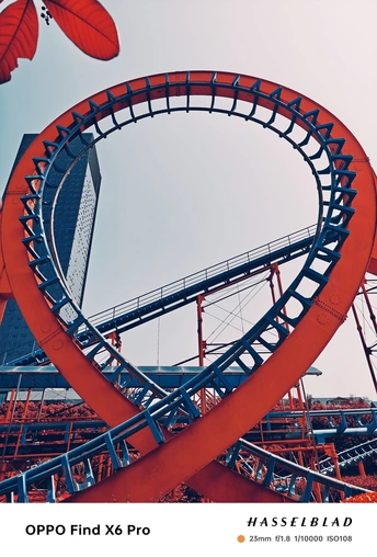 过山车在主题公园的天空背景中